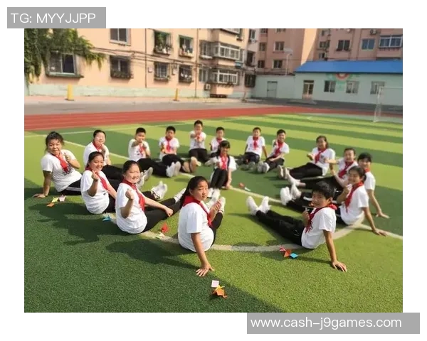 爸爸和我在阳光下的足球场上追逐梦想的快乐时光